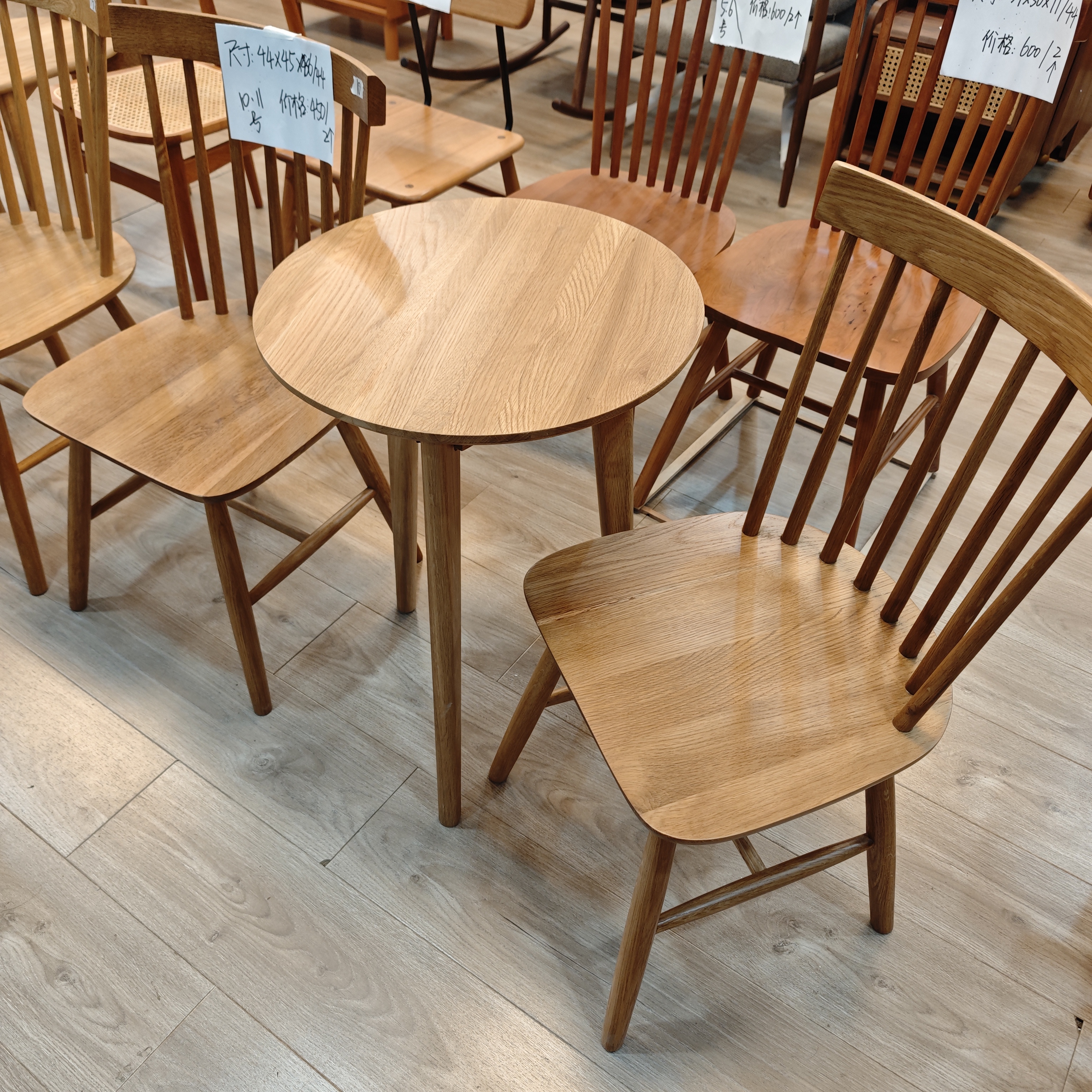 白橡木 50圆桌+两个温莎