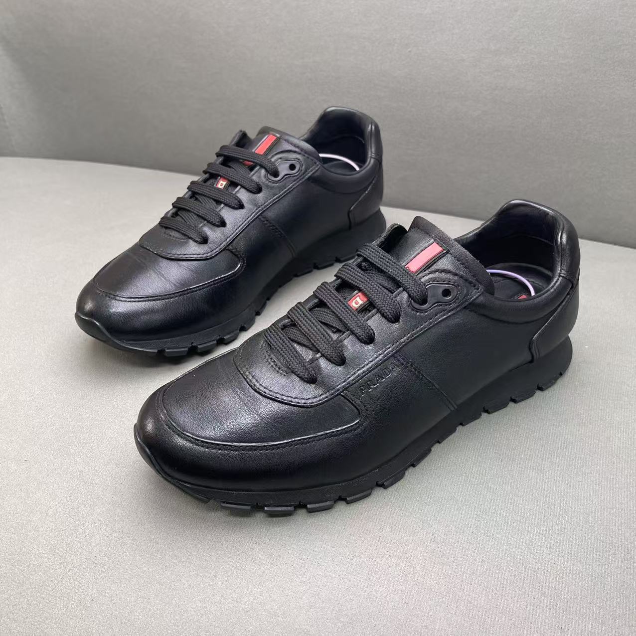 95新 Prada/普拉达 黑色时尚百搭舒适潮流皮革面红标运动鞋40码