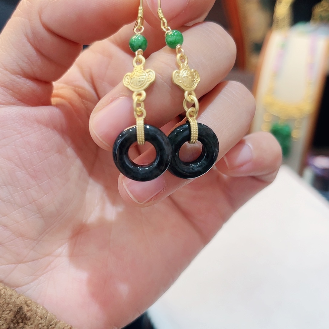 翡翠颈饰未镶嵌耳饰