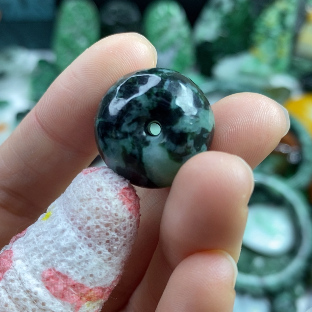 翡翠颈饰未镶嵌吊坠