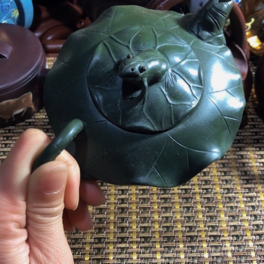 紫砂茶壶原矿泥料手工制作的紫砂壶。