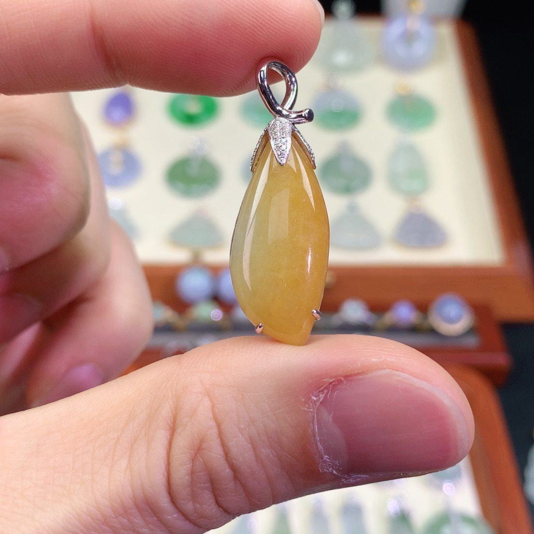 翡翠颈饰18K金镶嵌天然a货翡翠吊坠