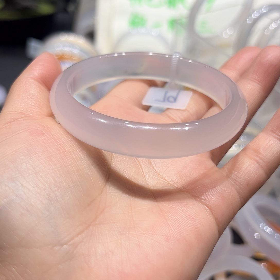 疼***~玛瑙/玉髓未镶嵌手镯