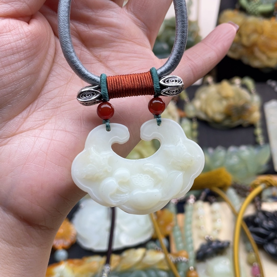 蛇纹石玉颈饰未镶嵌