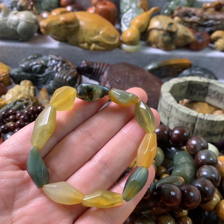 未镶嵌岫岩河磨玉（透闪石质玉）把件