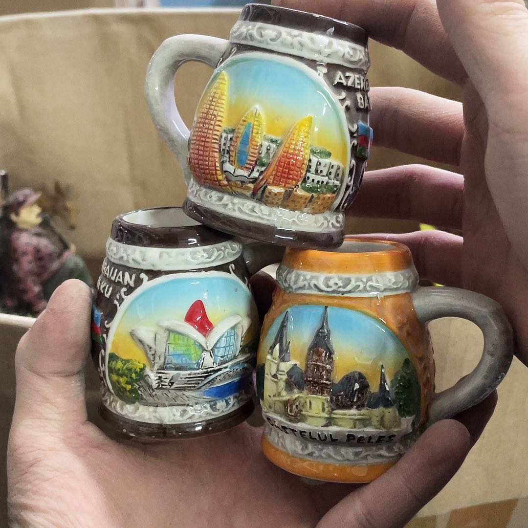 摆件   磕碰 封釉。