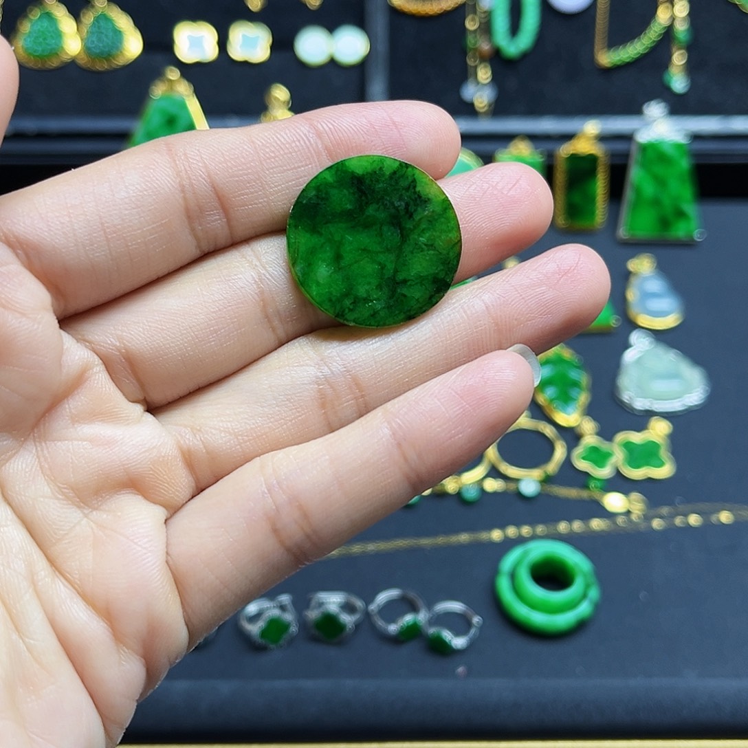 翡翠未镶嵌颈饰有纹裂