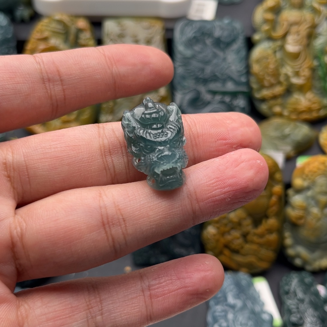 鲨***椒翡翠未镶嵌颈饰龙头