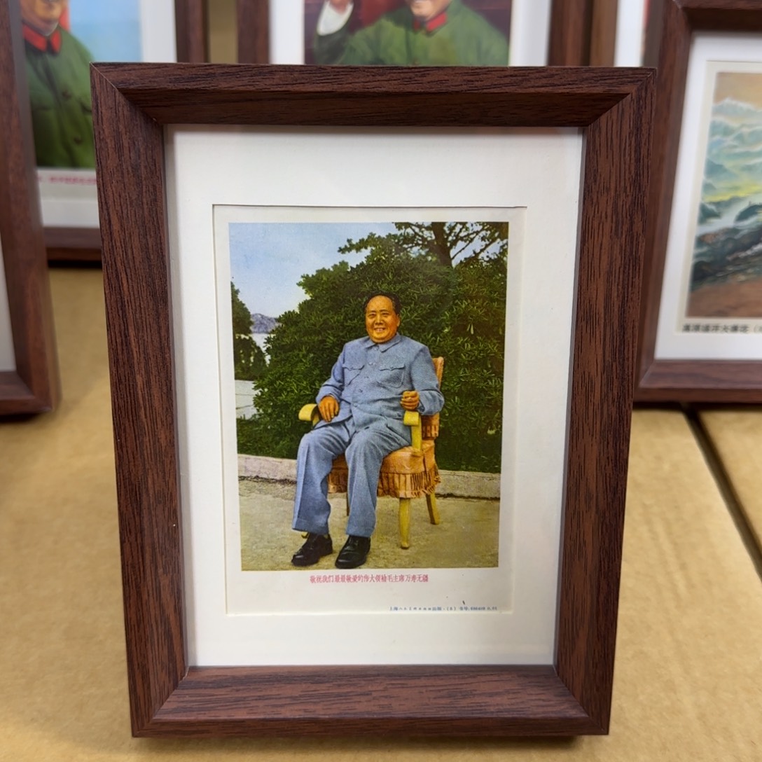 桌面摆台 毛爷爷坐椅子