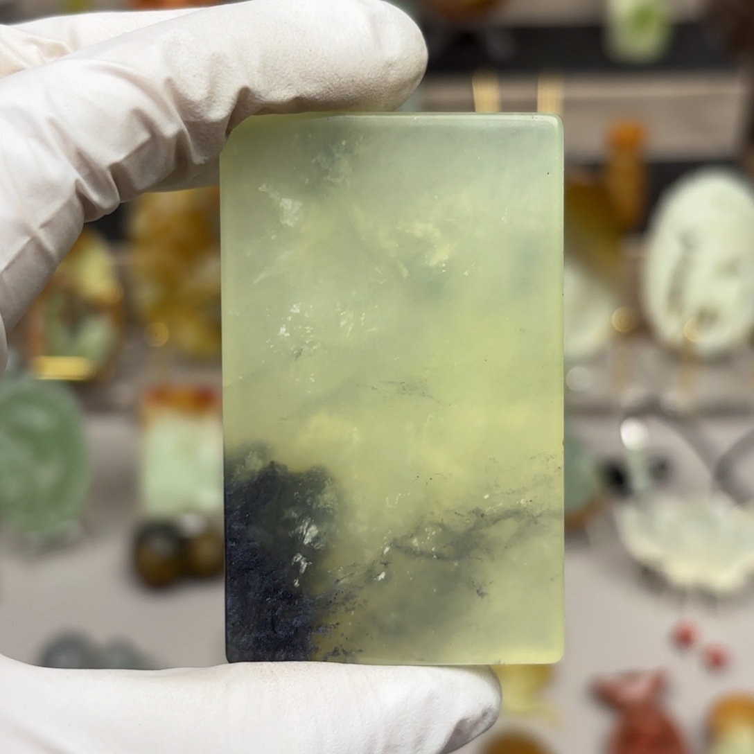 蛇纹石玉颈饰未镶嵌