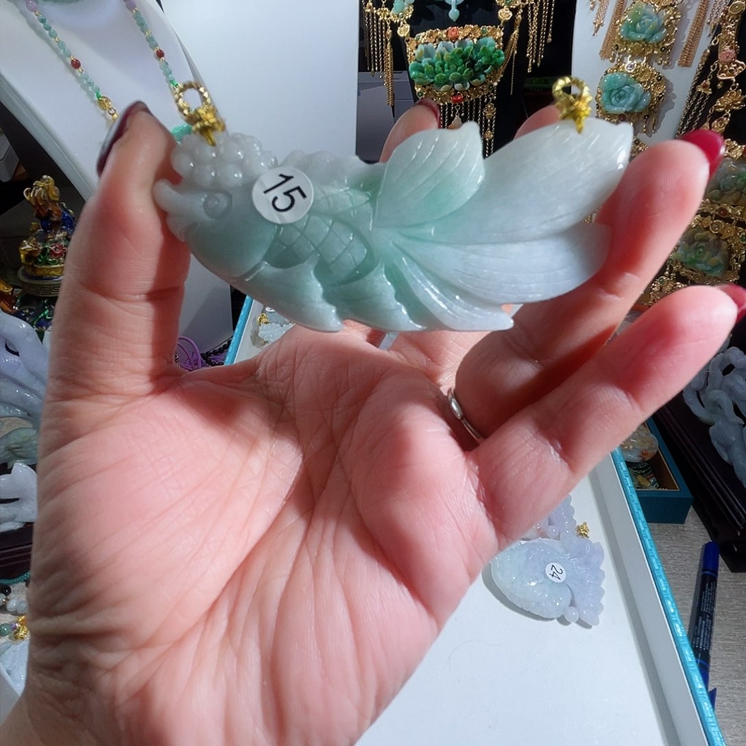 翡翠颈饰未镶嵌翡翠白底青大鱼