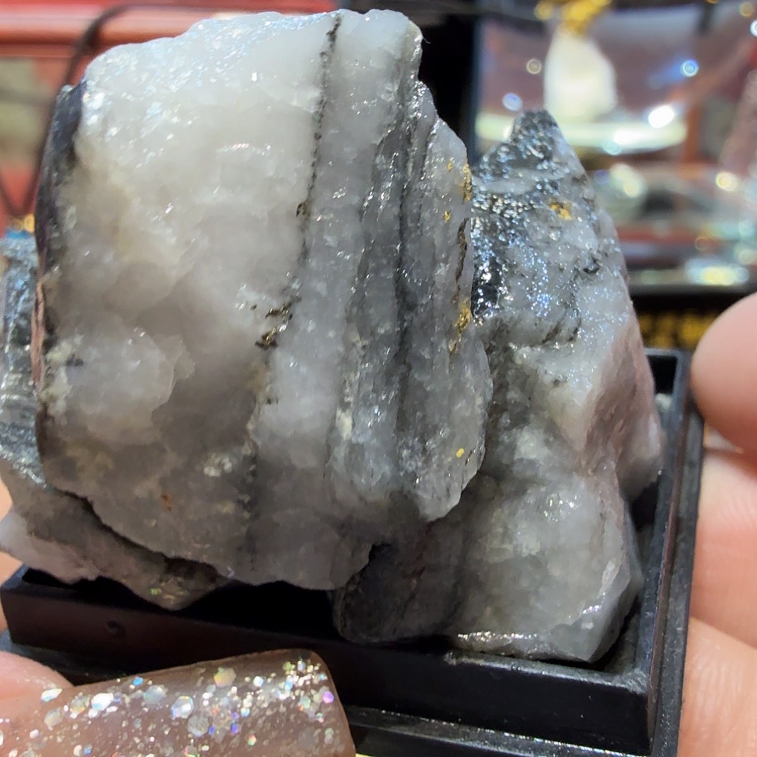 清66.3g聚金阁天然明金矿标