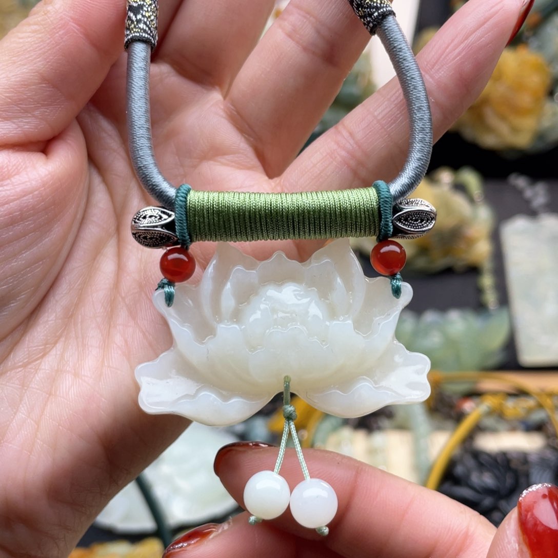 蛇纹石玉颈饰未镶嵌