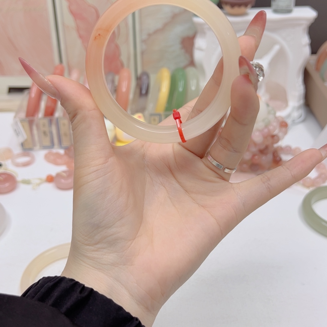 雪***糍石英质玉未镶嵌手镯