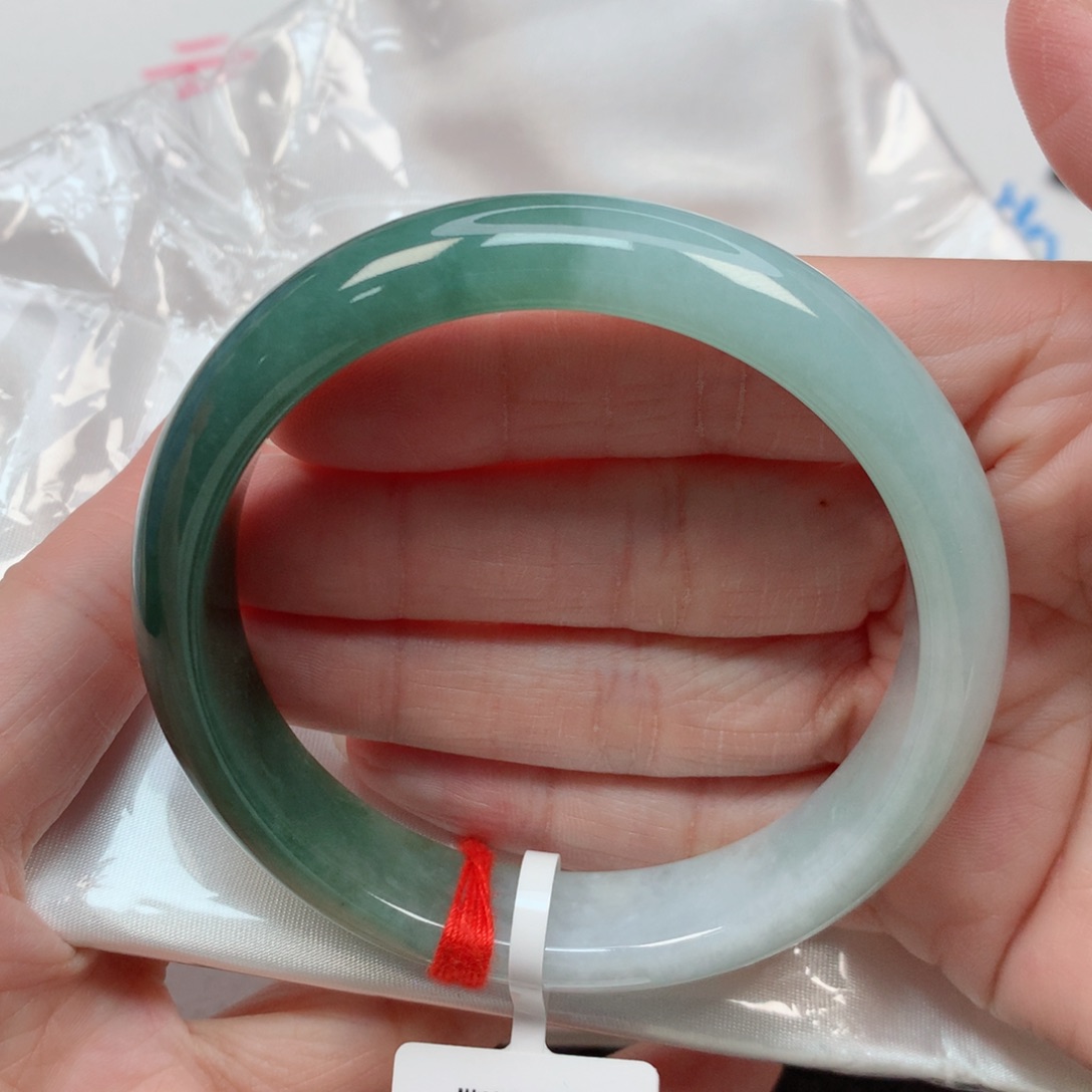 翡翠手镯未镶嵌60圈 半山水意境