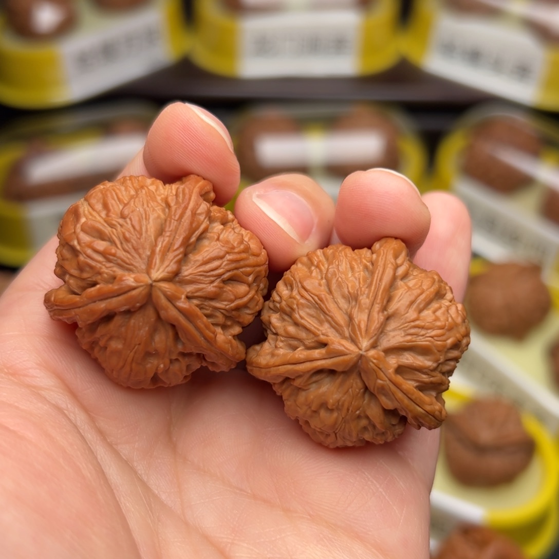 文玩核桃吊坠白狮子