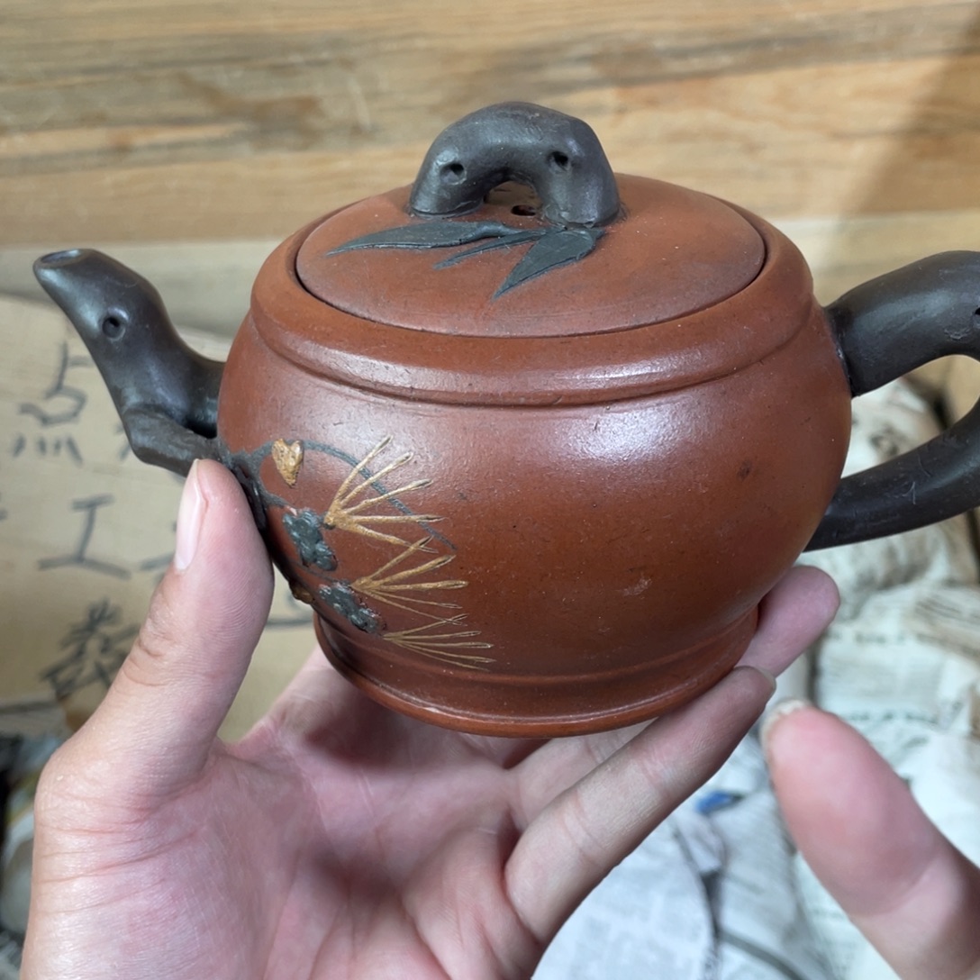 紫砂茶壶老厂紫砂壶一件。