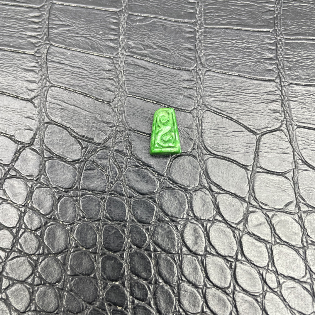 翡翠小提留阳绿色裸石有瑕疵