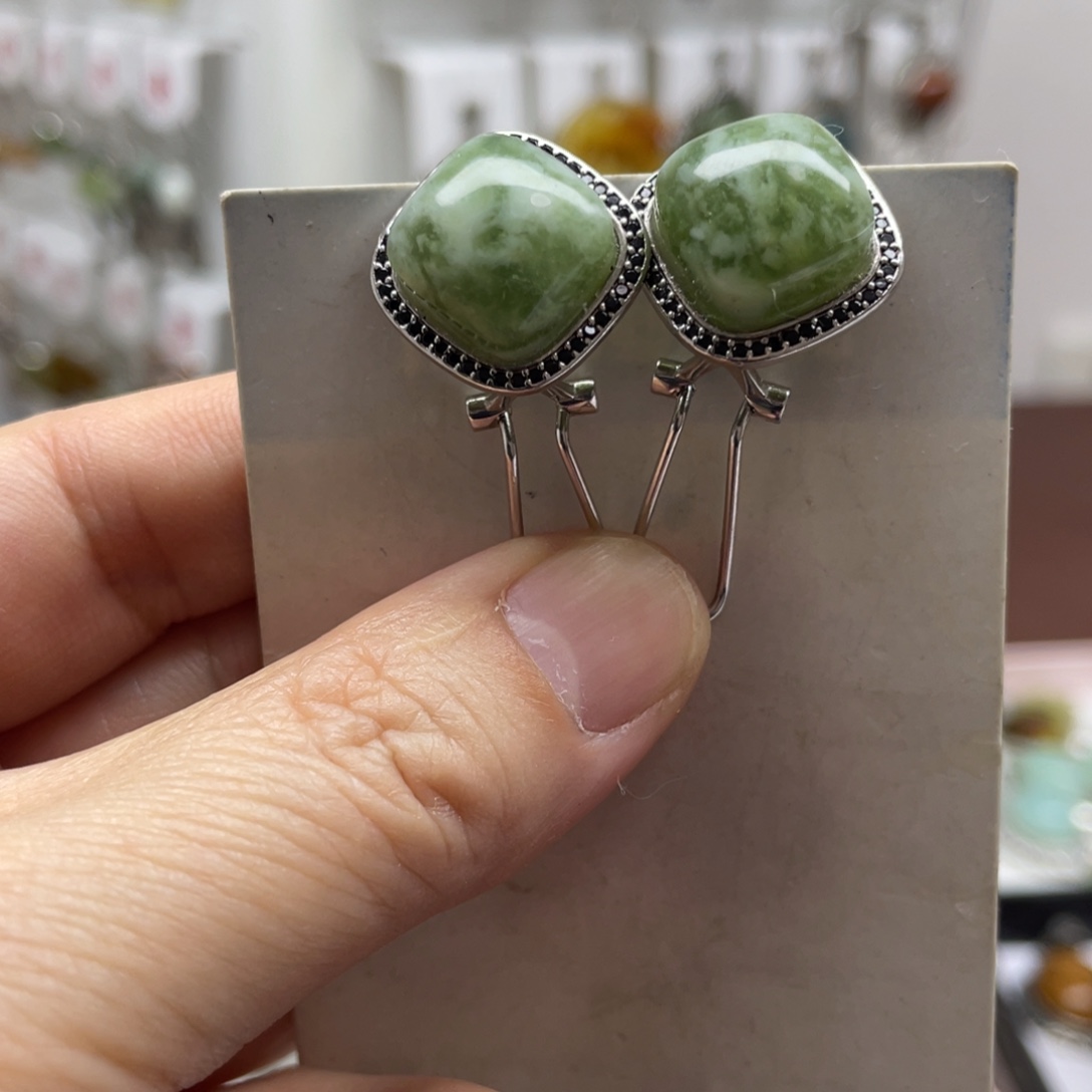 卖***娘蛇纹石玉未镶嵌耳饰