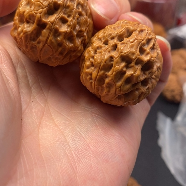 文玩核桃把件我在外面吃饭呢