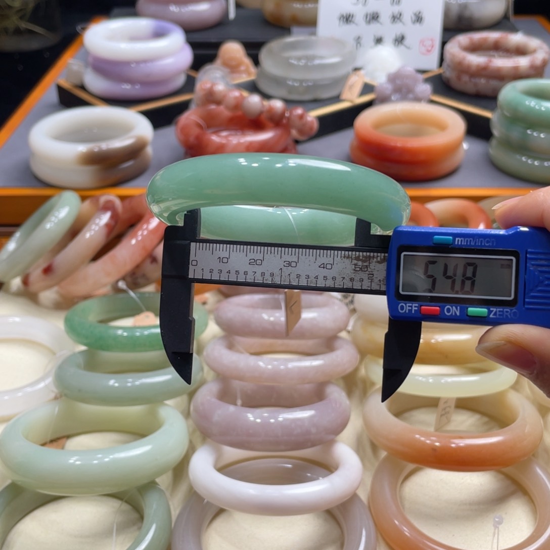 未镶嵌手镯石英岩玉