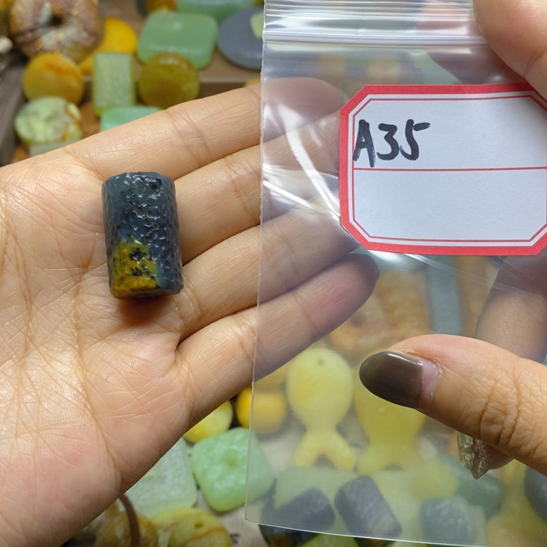 未镶嵌蛇纹石玉颈饰金*?