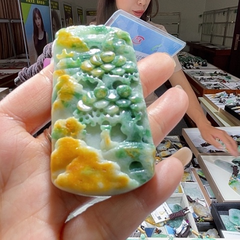 翡翠未镶嵌颈饰一个