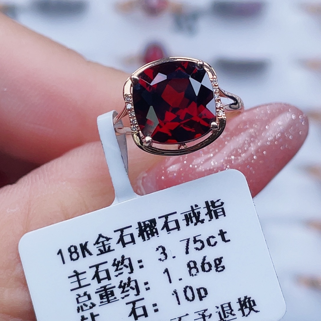 18K金镶嵌戒指石榴石