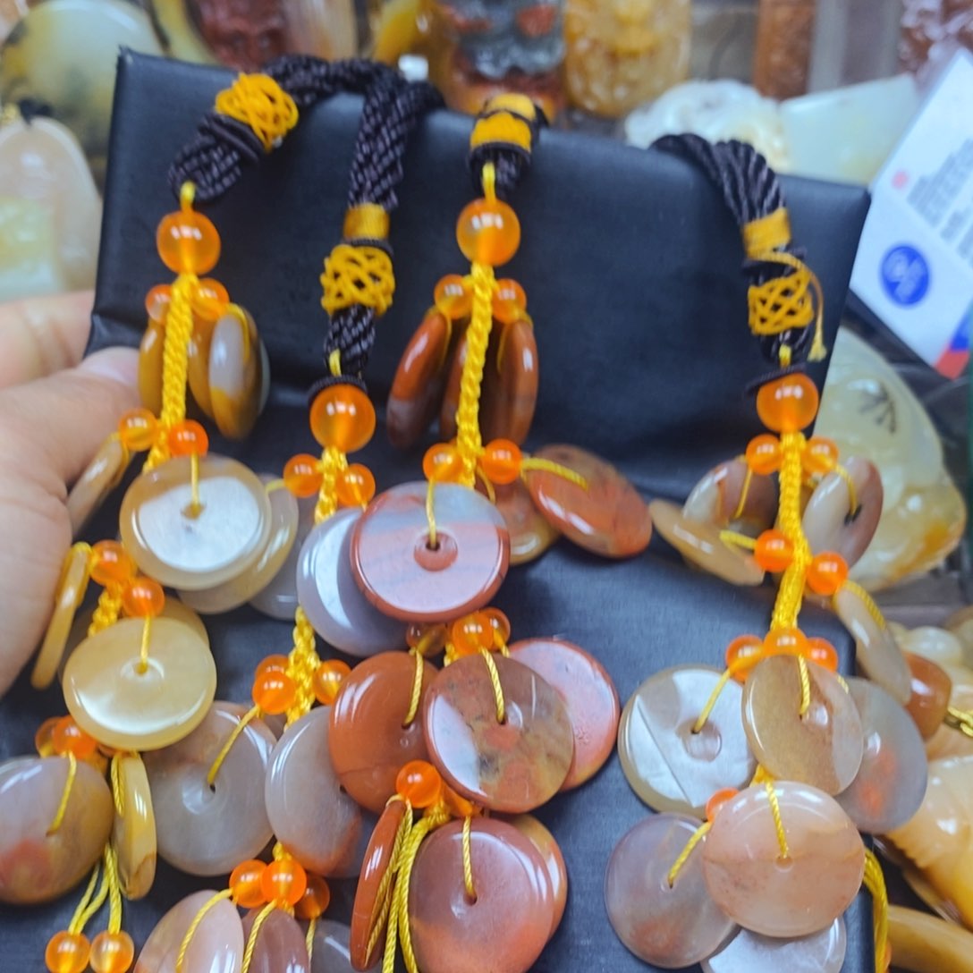 石英质玉（黄龙玉）颈饰未镶嵌