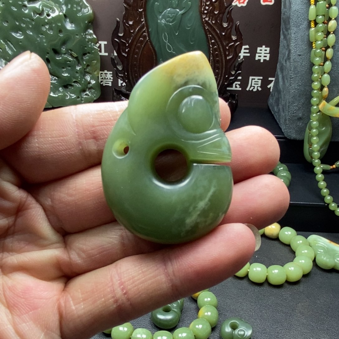 岫岩河磨玉（透闪石质玉）颈饰未镶嵌看**?