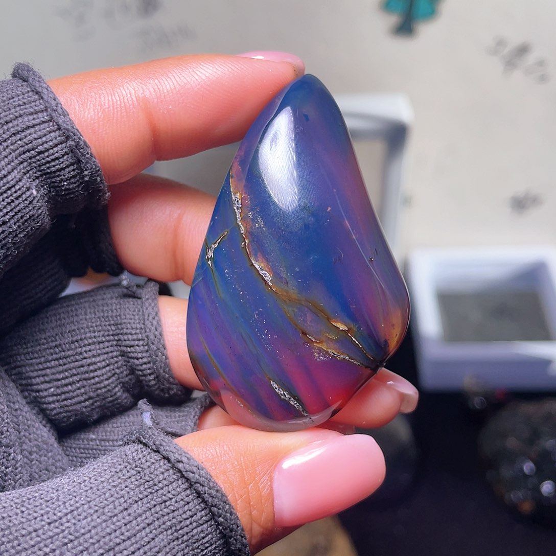 琥珀裸石未镶嵌。