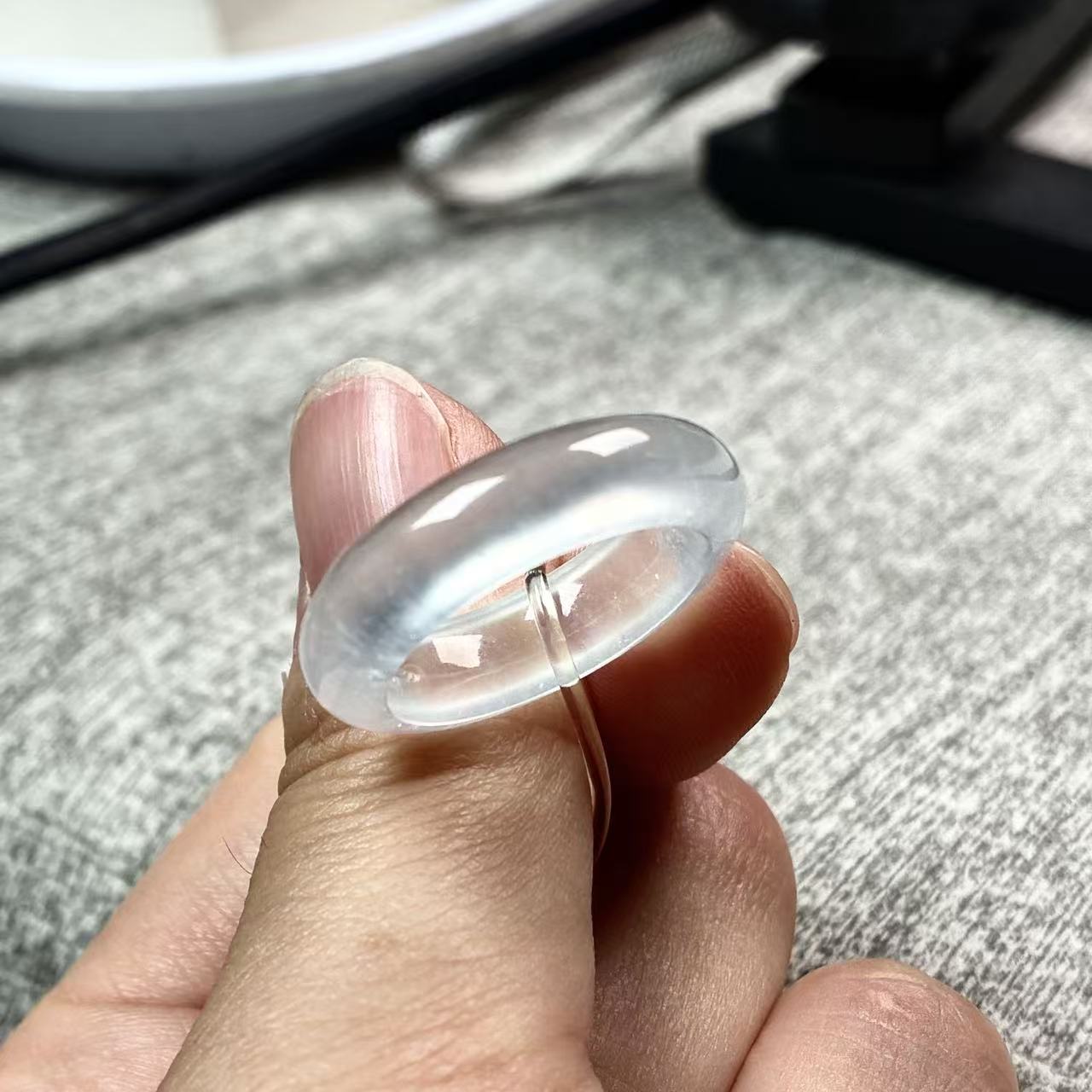 天然a货缅甸翡翠自然光尺寸圈口14，宽6厚4，玻璃种戒圈 种好起光