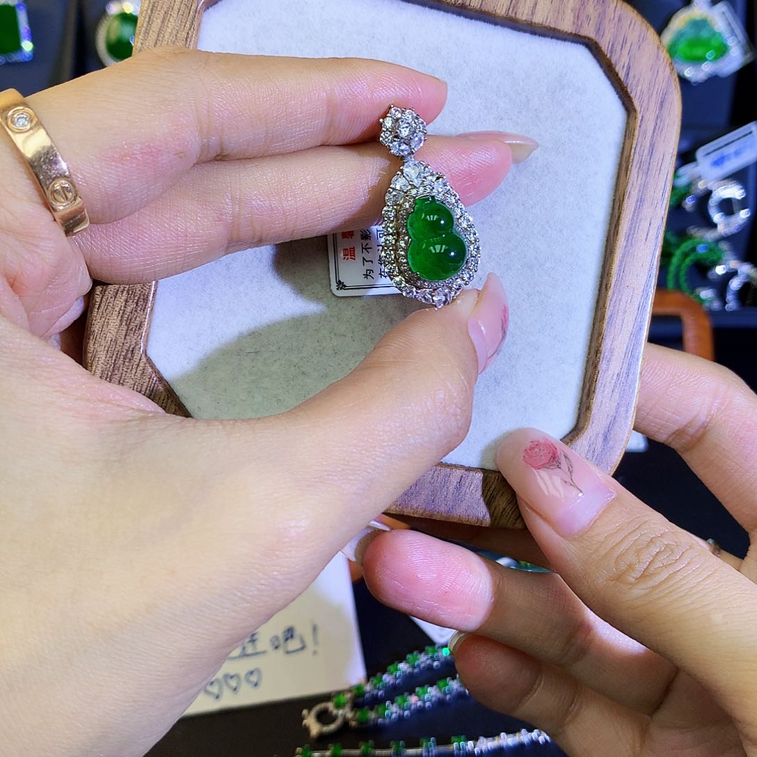 翡翠颈饰银S925镶嵌天然翡翠葫芦