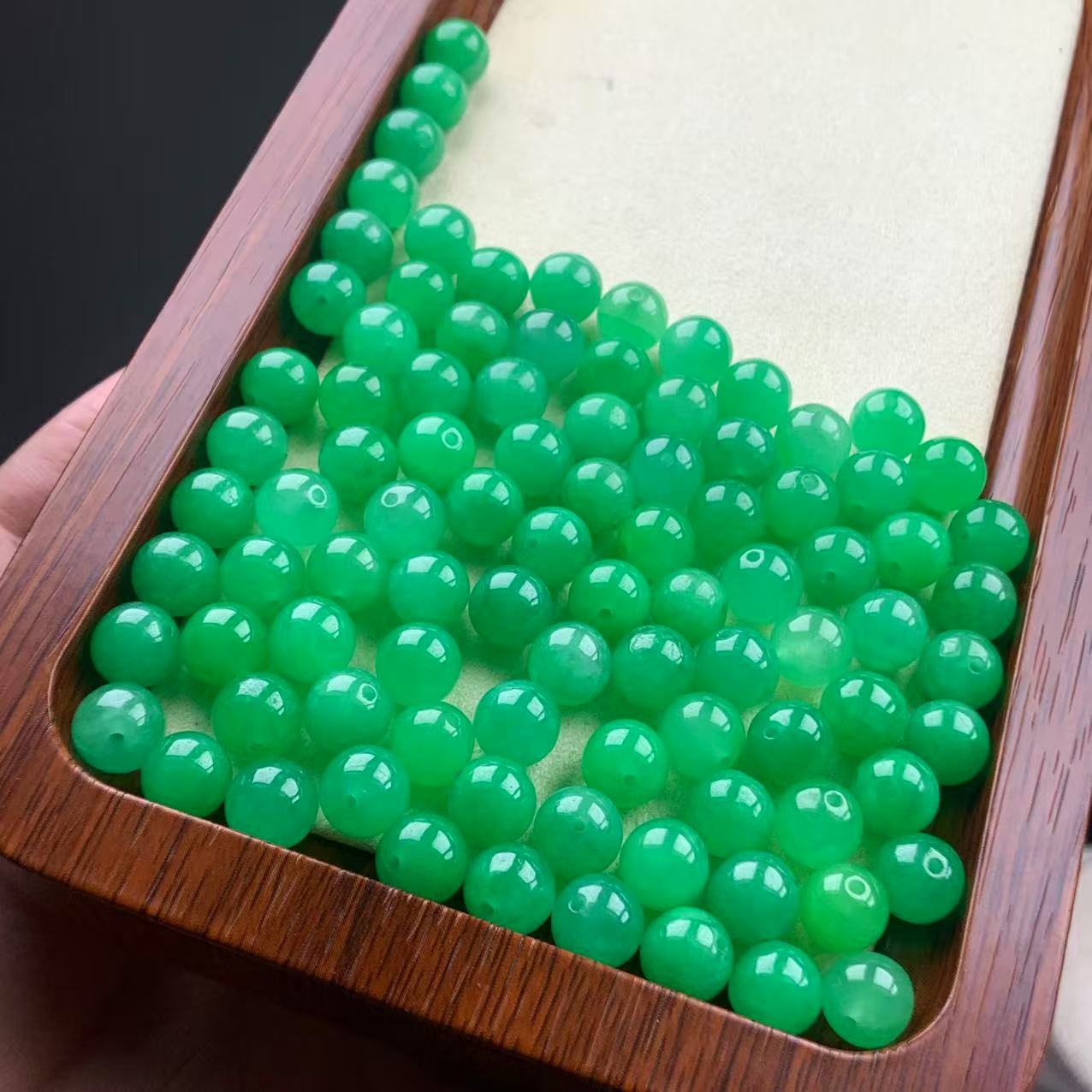 卡8mm左右 天然缅甸翡翠A货 阳绿单珠 多样性发货其一