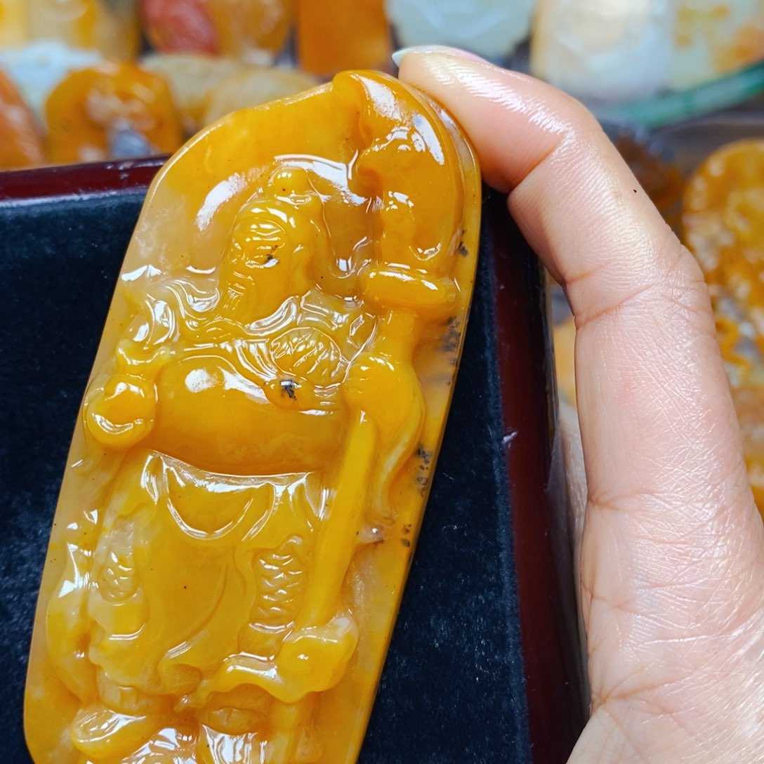 石英质玉（黄龙玉）颈饰未镶嵌