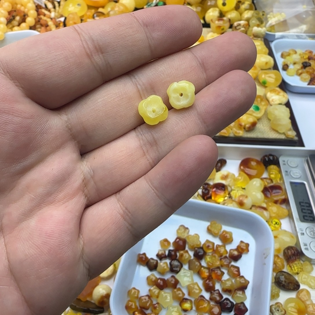 琥珀未镶嵌裸石0.75克一对