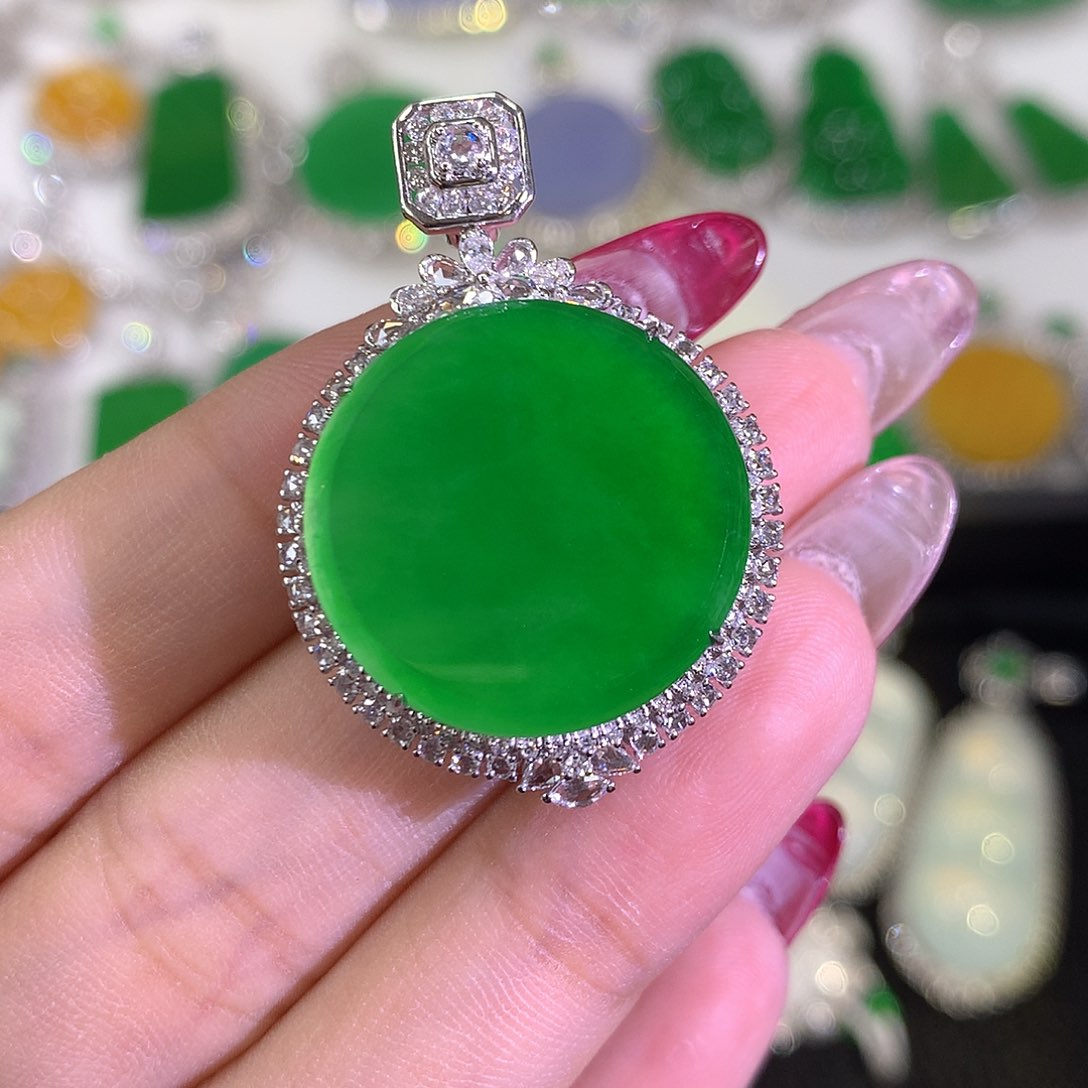 翡翠18K金镶嵌颈饰11111111111