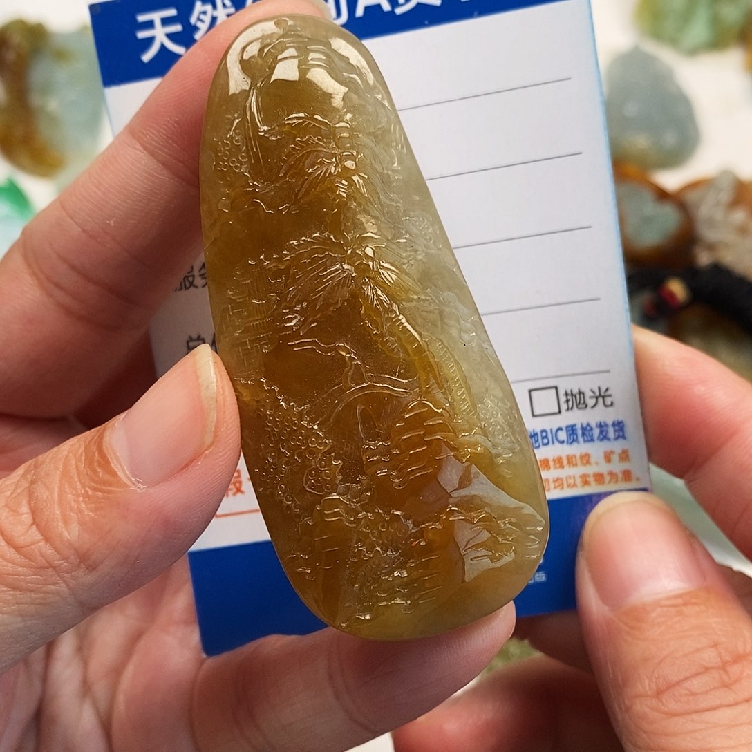 翡翠未镶嵌颈饰山水