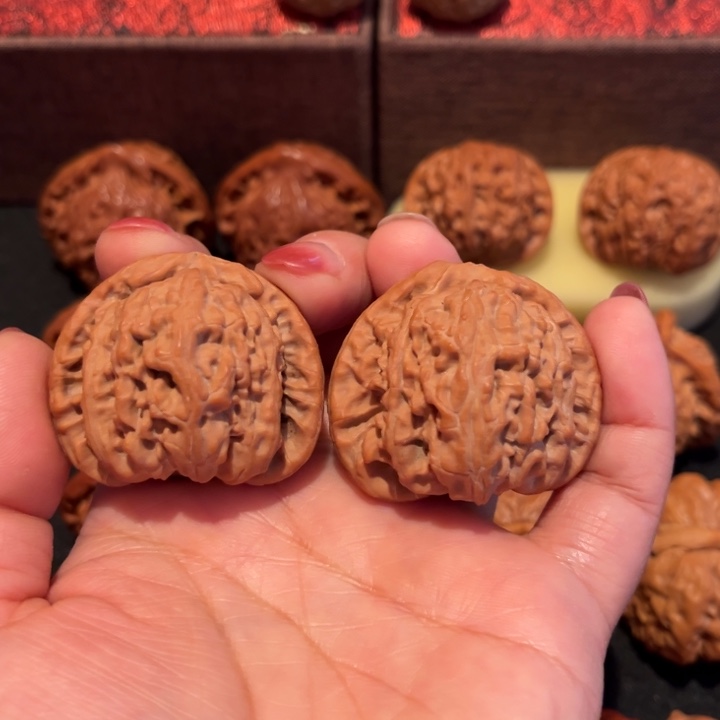 文玩核桃吊坠白狮子