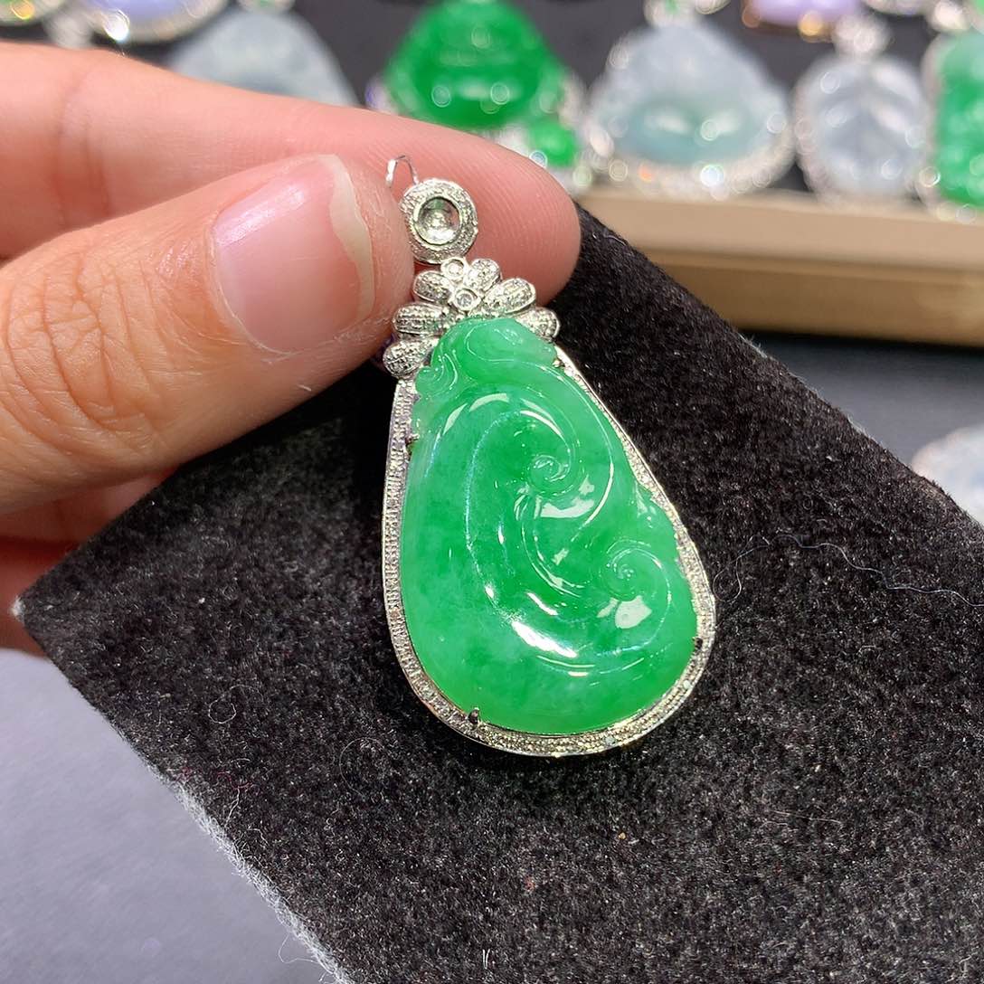 翡翠吊坠(赠链)18K金镶嵌