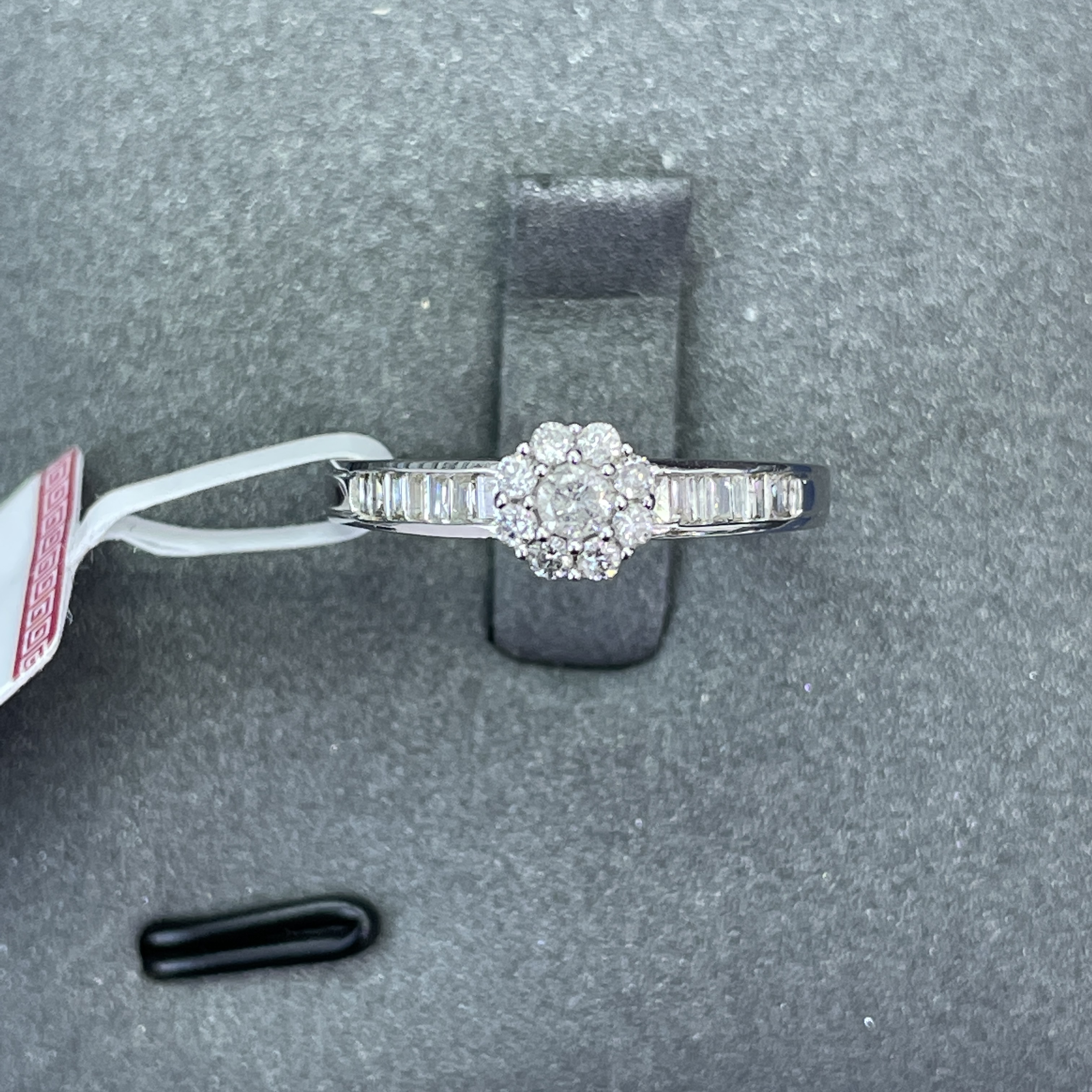 18K金天然钻石戒指