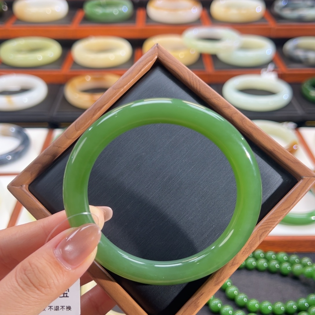 和田玉（碧玉）未镶嵌手镯嫩粉阳绿