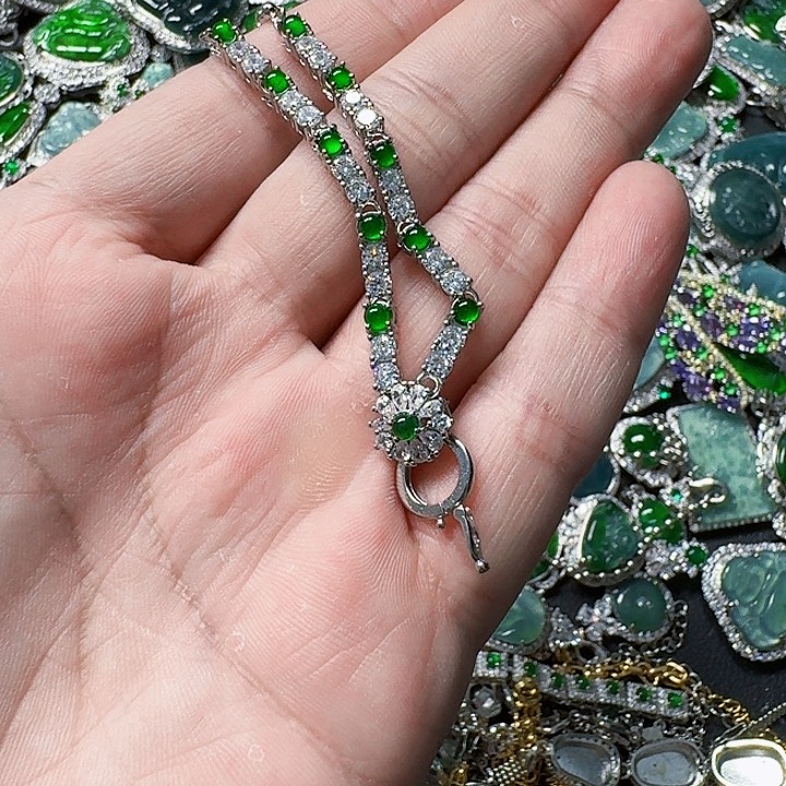 翡翠颈饰未镶嵌天然A货翡翠放漏