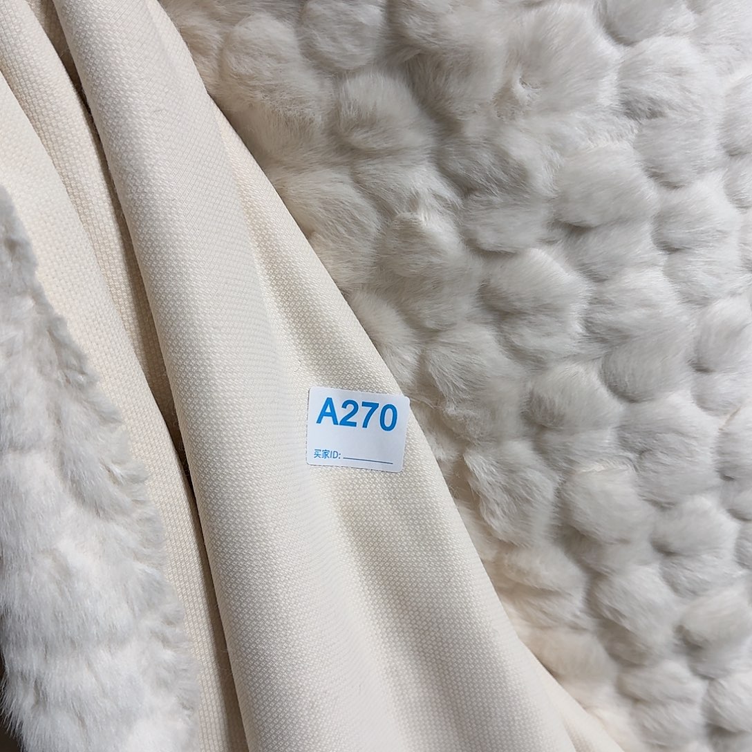 米白色雕花爱心兔貂30元2米270