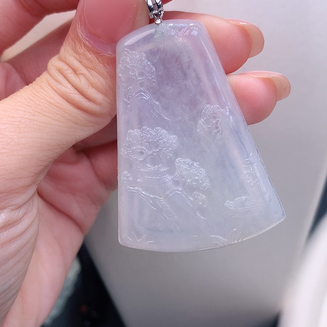 颈饰18K金镶嵌翡翠白冰山水牌