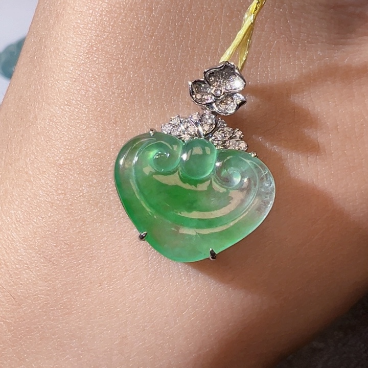 翡翠挂件18K金镶嵌翡翠