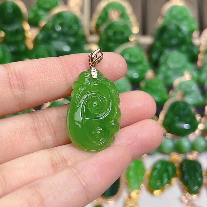 和田玉（碧玉）颈饰18K金镶嵌苹果绿如意吊坠