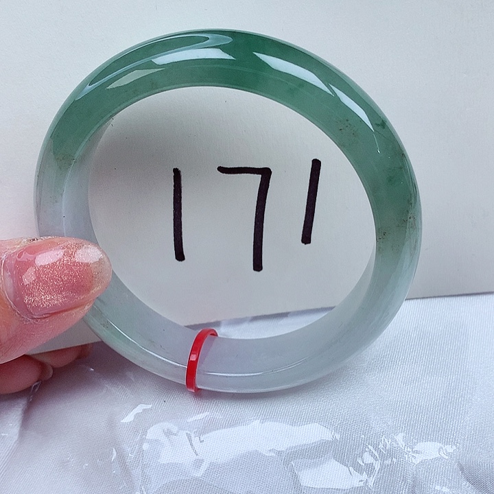 翡翠手镯未镶嵌翡翠