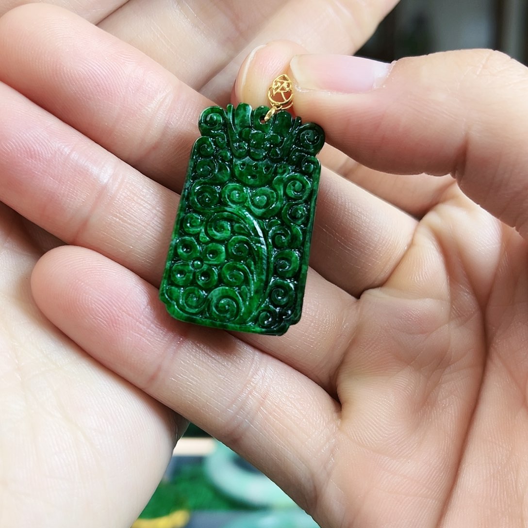 翡翠颈饰18K金镶嵌吊坠