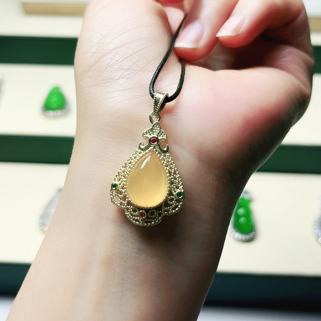 玛瑙/玉髓颈饰未镶嵌